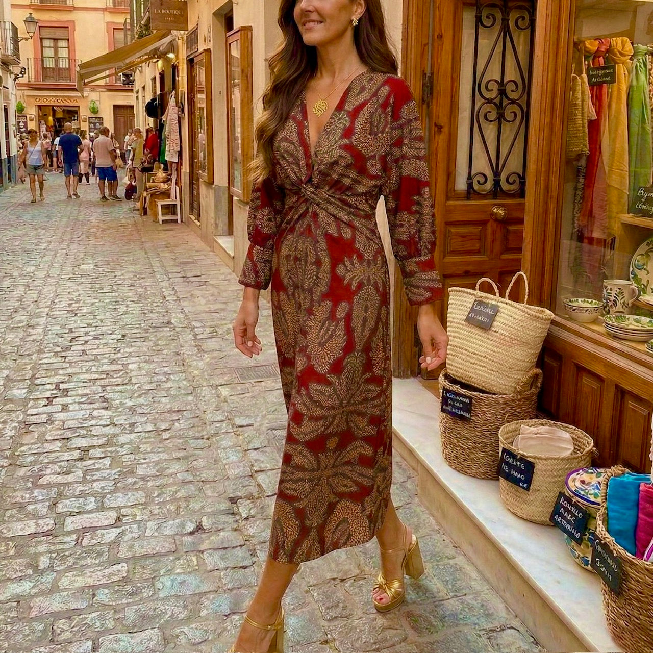 Ana – Elegantna midi haljina s bezvremenskim šarmantnim printom